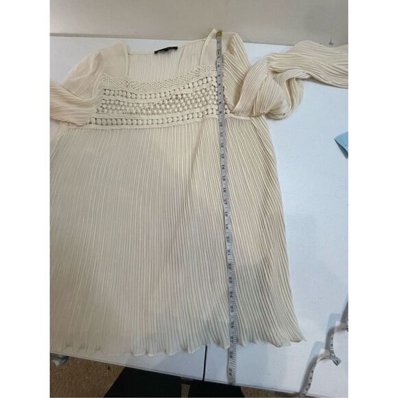 Nanette Lepore women’s size 8 pleated long sleeve blouse Creme - Picture 4 of 5